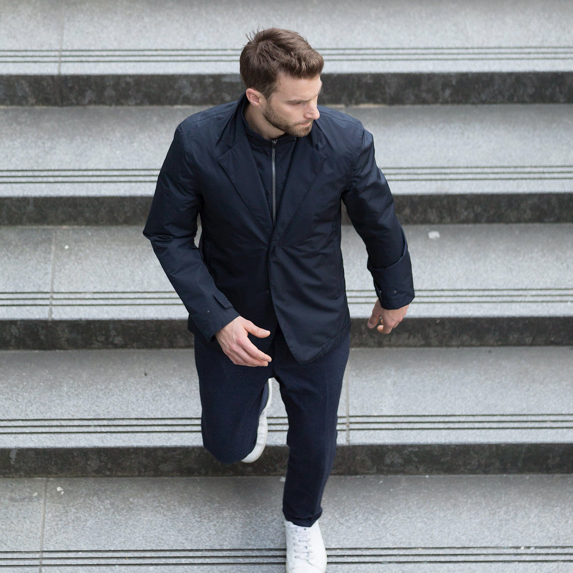 VEST PARIS — veste technique de protection urbaine V007 (pare-balles et anti-couteau) portée en ville, élégance contemporaine.