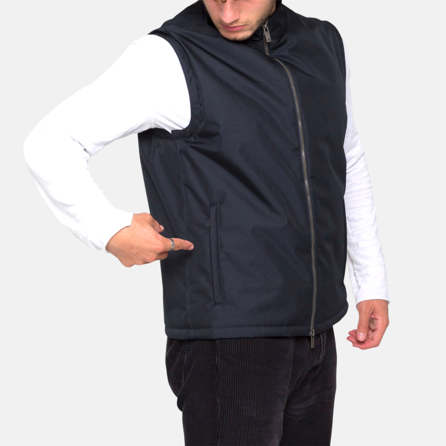 Veste anti couteau et pare-balles V007 : la protection personnelle haut de gamme vue de profil