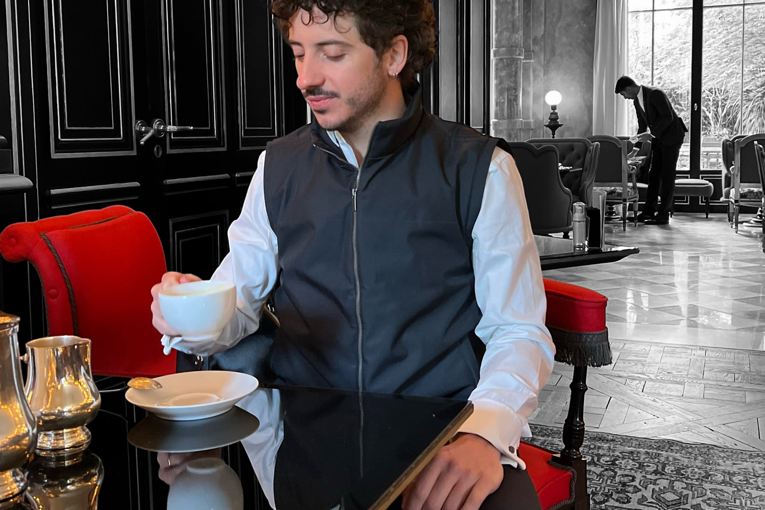 Homme en costume portant la veste pare-balles et anti couteau V007 VEST PARIS, élégante et discrète, protection urbaine haut de gamme à l'hotel La Réserve à Paris