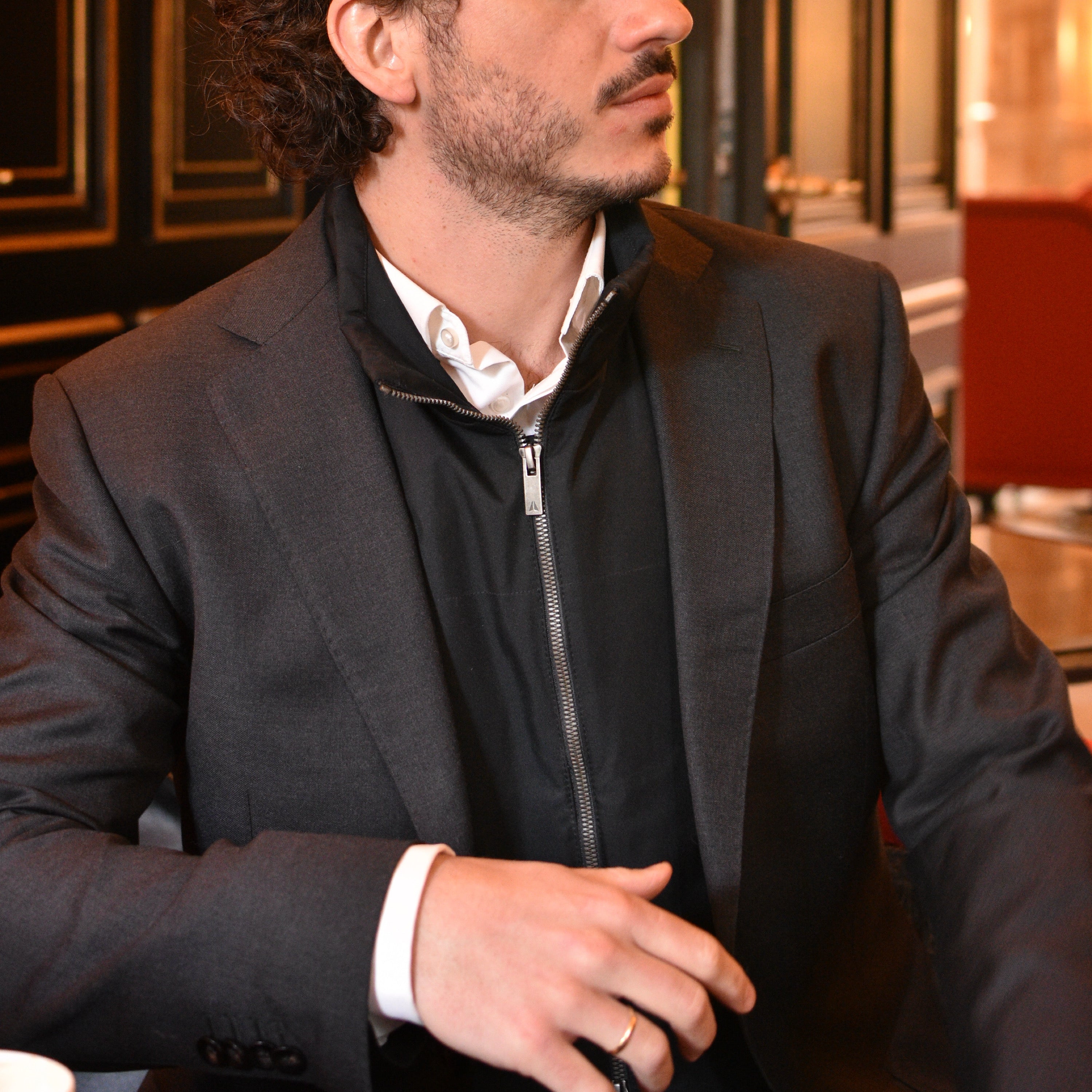 veste pare-balles anti couteau V007 élégante légère à porter avec un costume homologuée IIIA NIJ par VEST PARIS