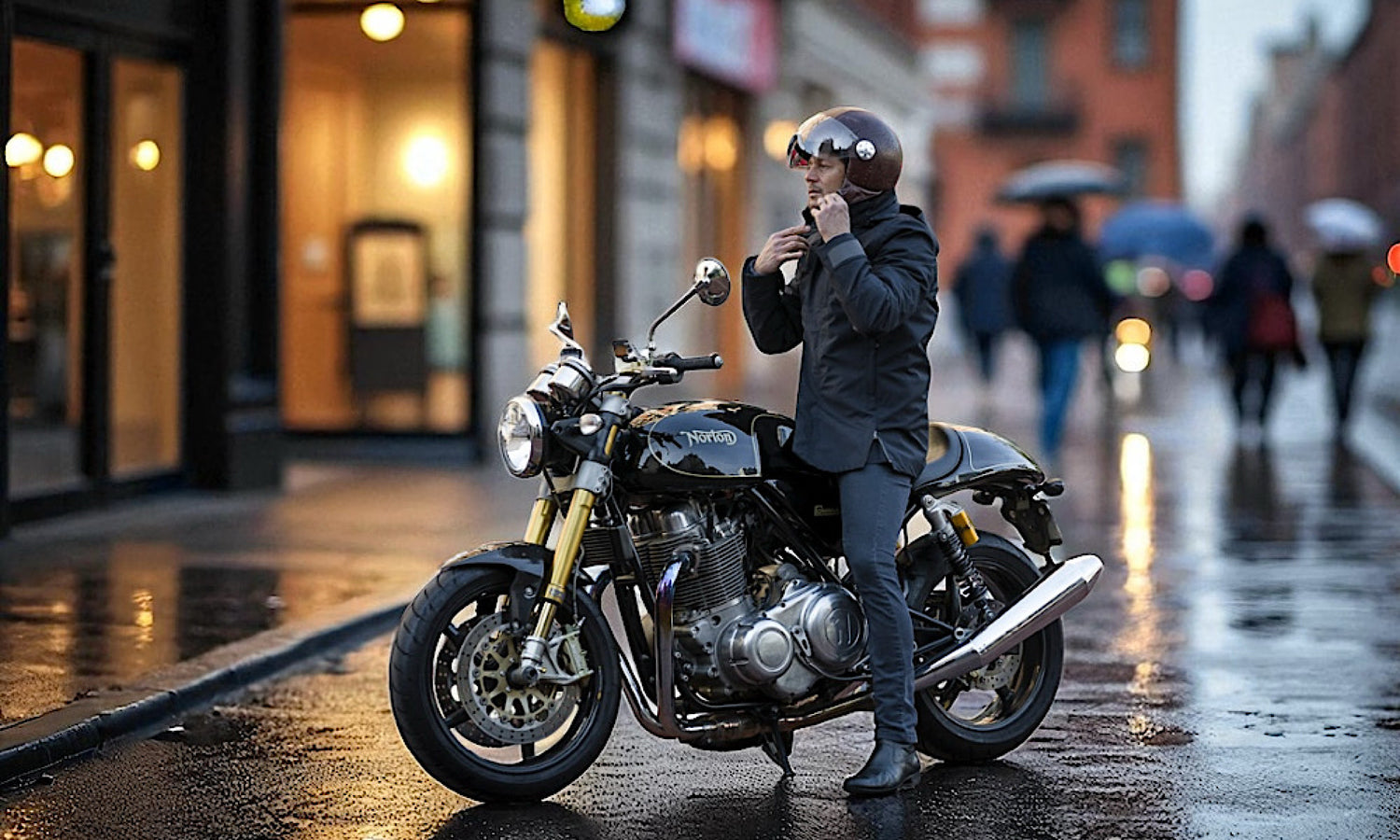 Homme urbain sur une moto Norton portant un costume avec une veste moto imperméable chaude et élégante V2 VEST PARIS, coupe business, tissu technique anti abrasif, protections SAS TEC CE invisibles