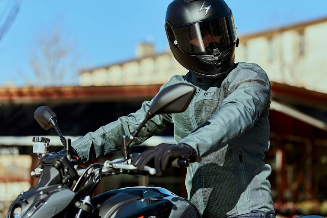 Blouson moto urbain design porté en ville, silhouette sobre et protection discrète pour les déplacements quotidiens