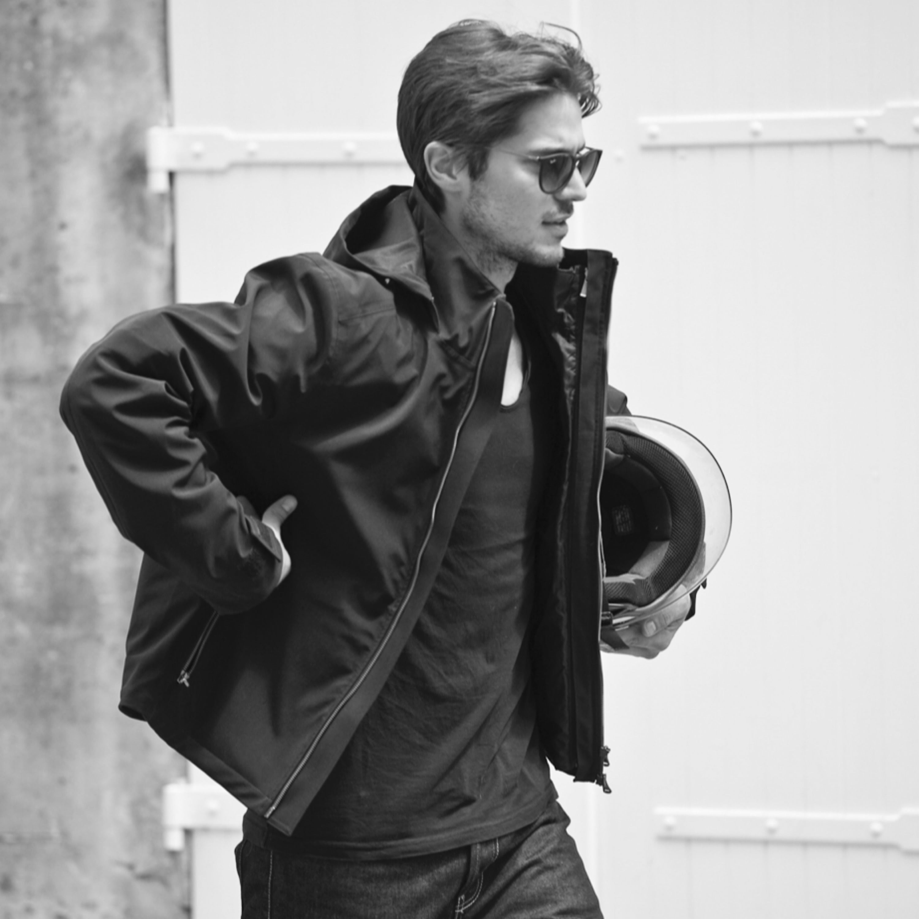 Blouson moto imperméable V4 bleu porté en ville, style urbain élégant et protections homologuées CE