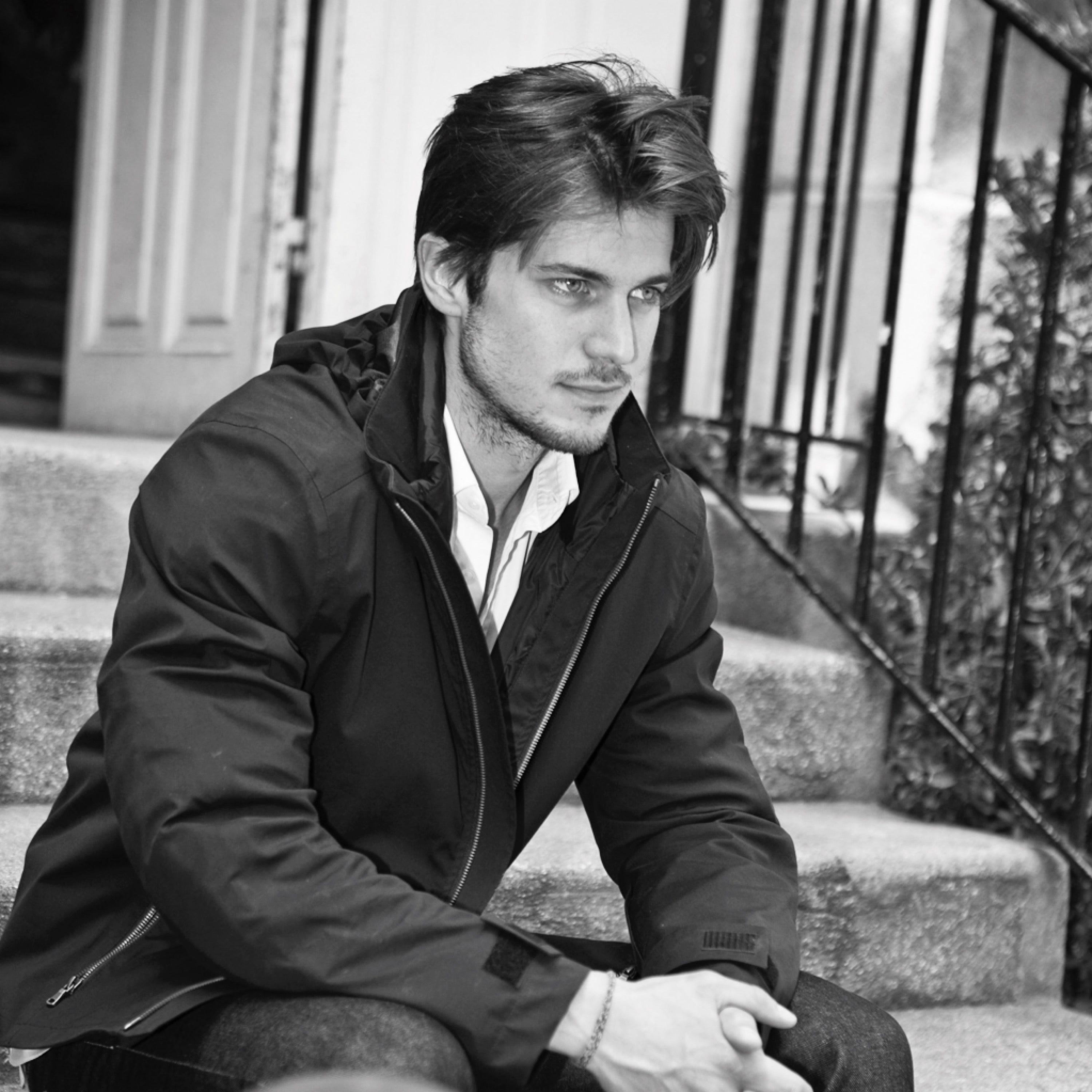 Blouson moto imperméable V4 avec capuche, protection chic contre la pluie pour conducteurs urbains