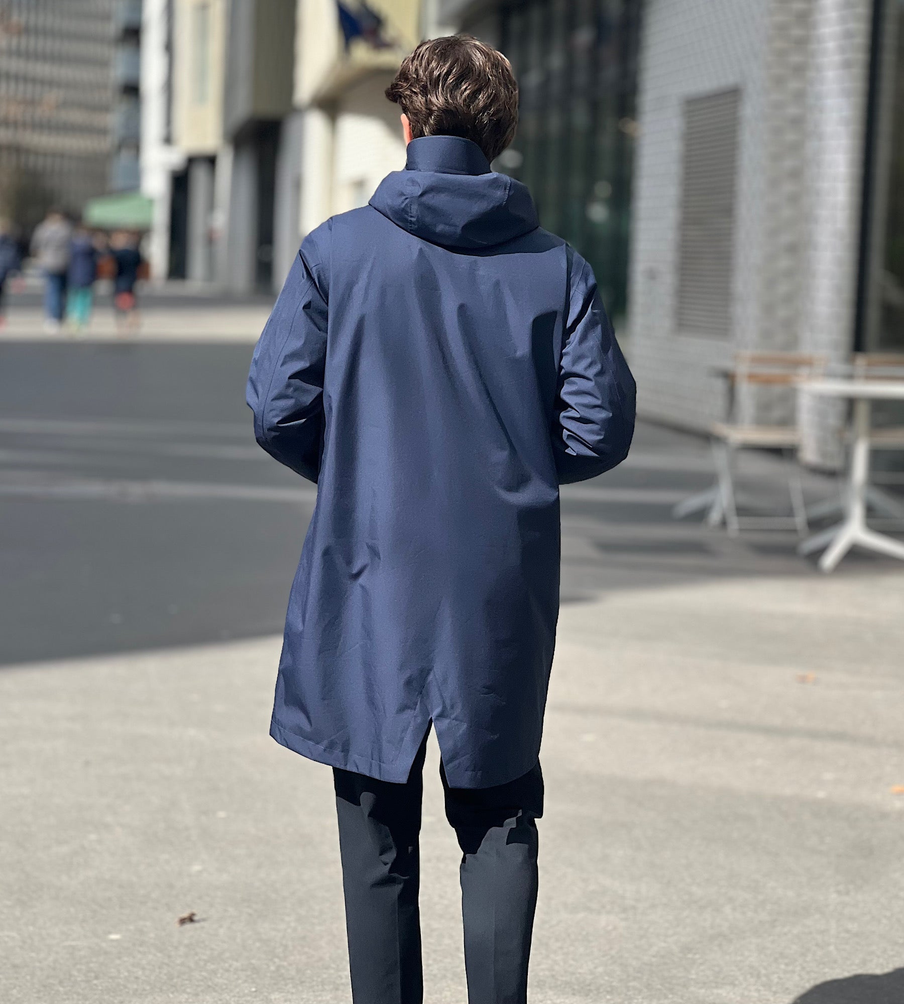 Veste technique imperméable de dos 