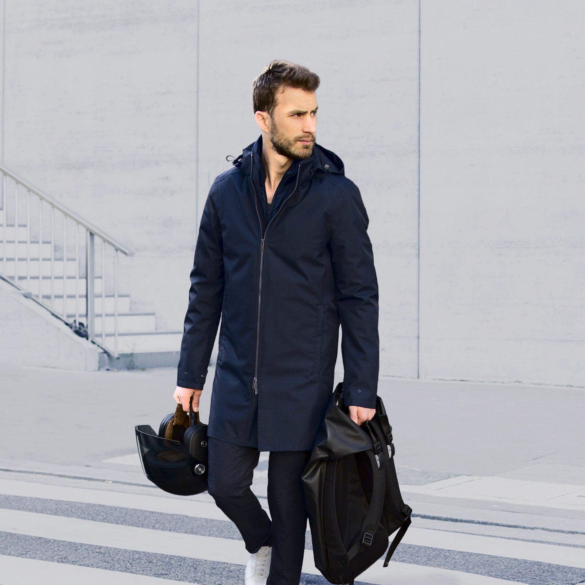 Antoine porte un trench technique bleu pour la moto