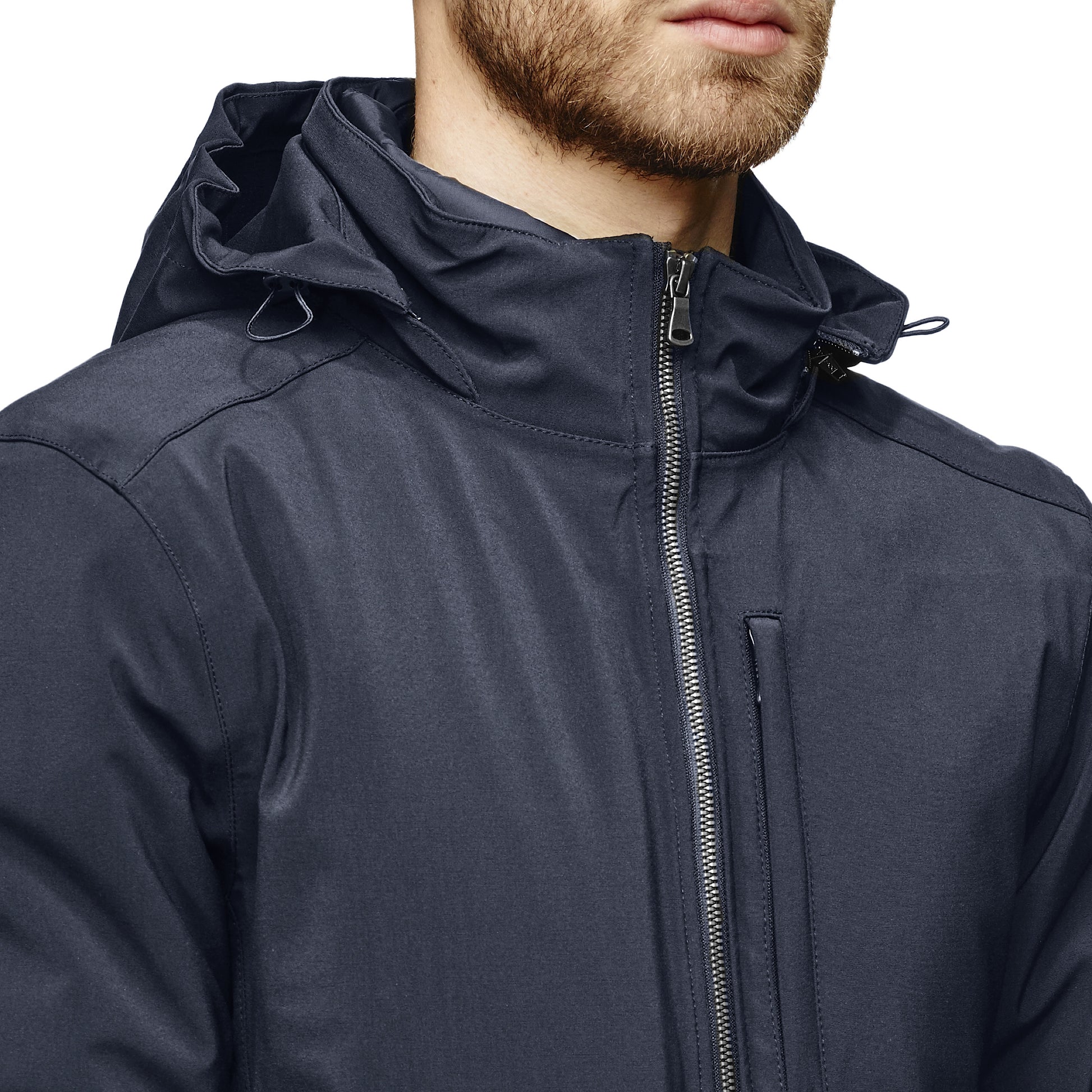 Gros plan sur le col du blouson technique imperméable