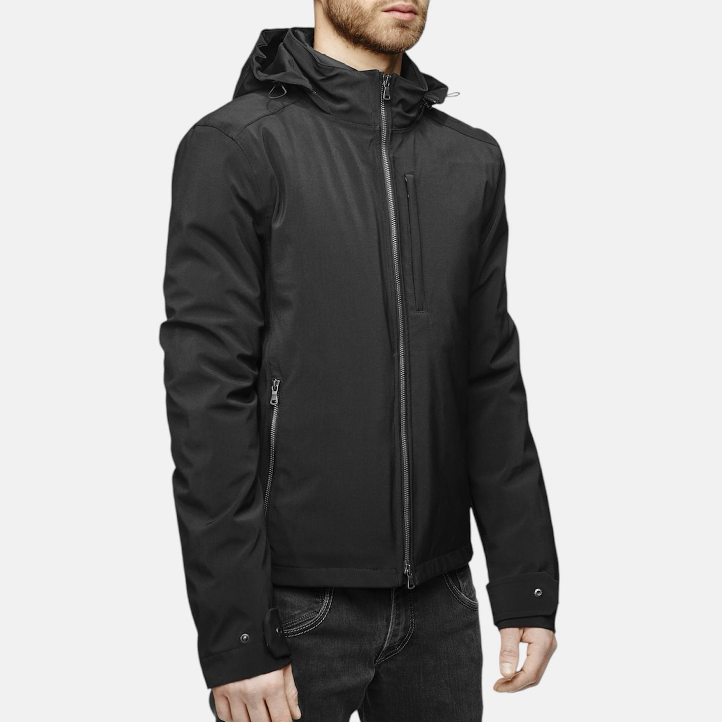 Vue de trois quart du blouson technique imperméable noir