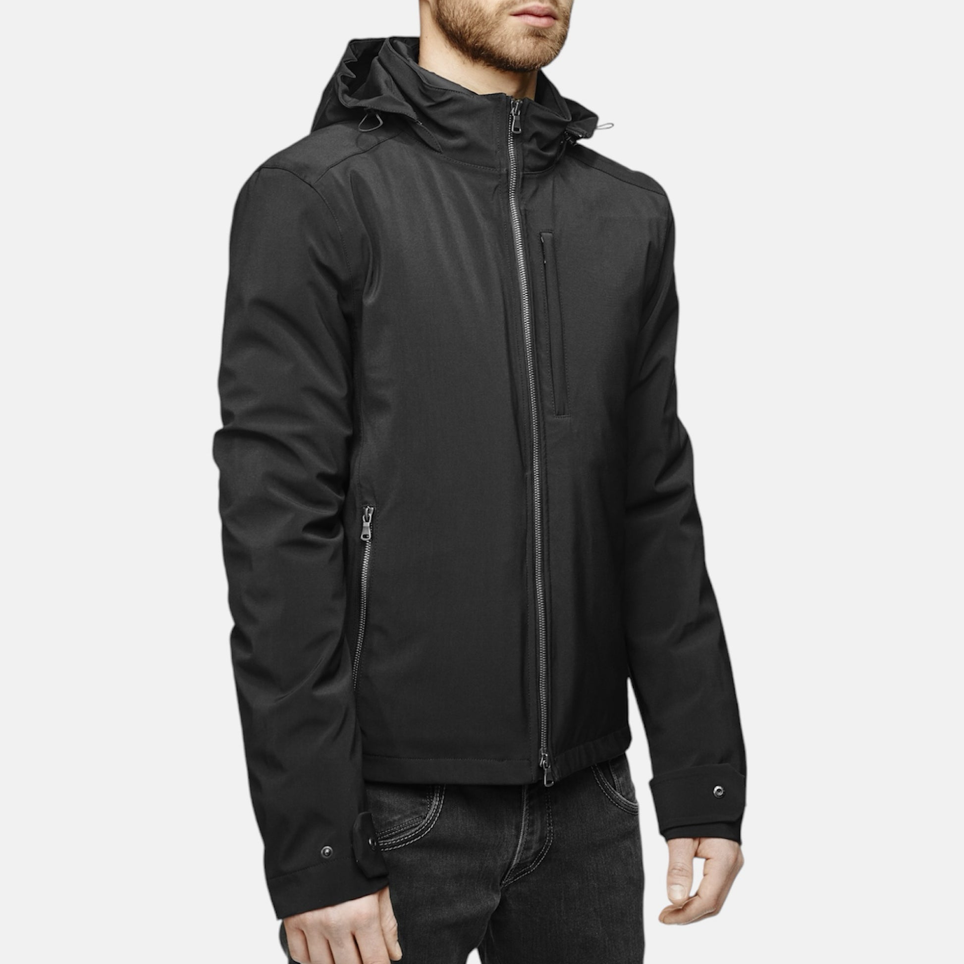 Vue de trois quart du blouson technique imperméable noir