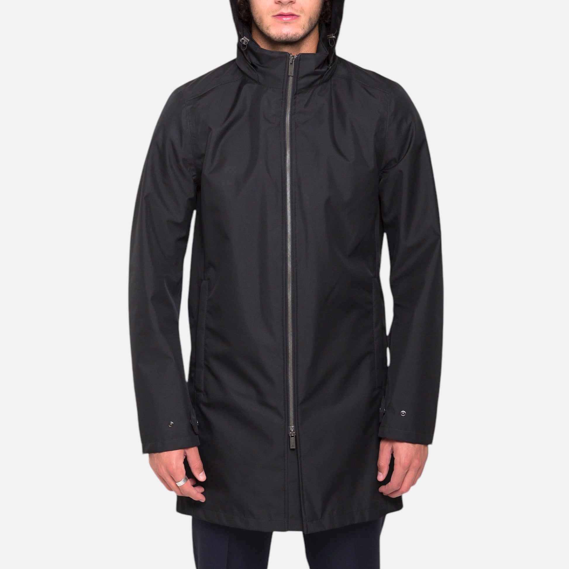 Vue de face de la veste technique imperméable longue noire