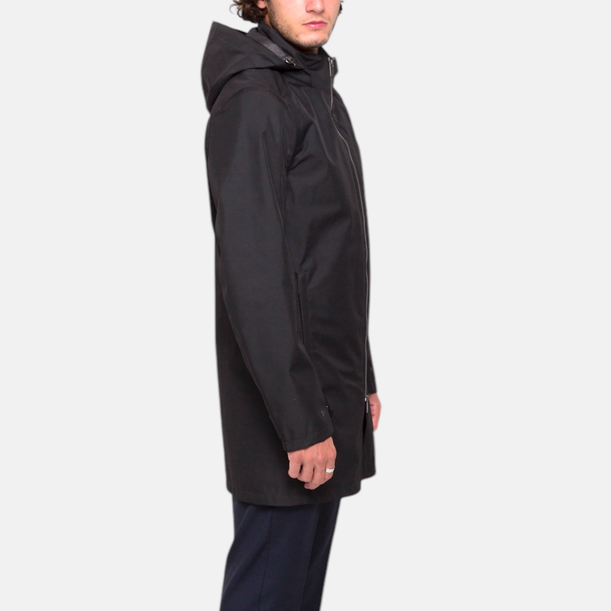 Vue de profil du trench coat technique noir imperméable moto