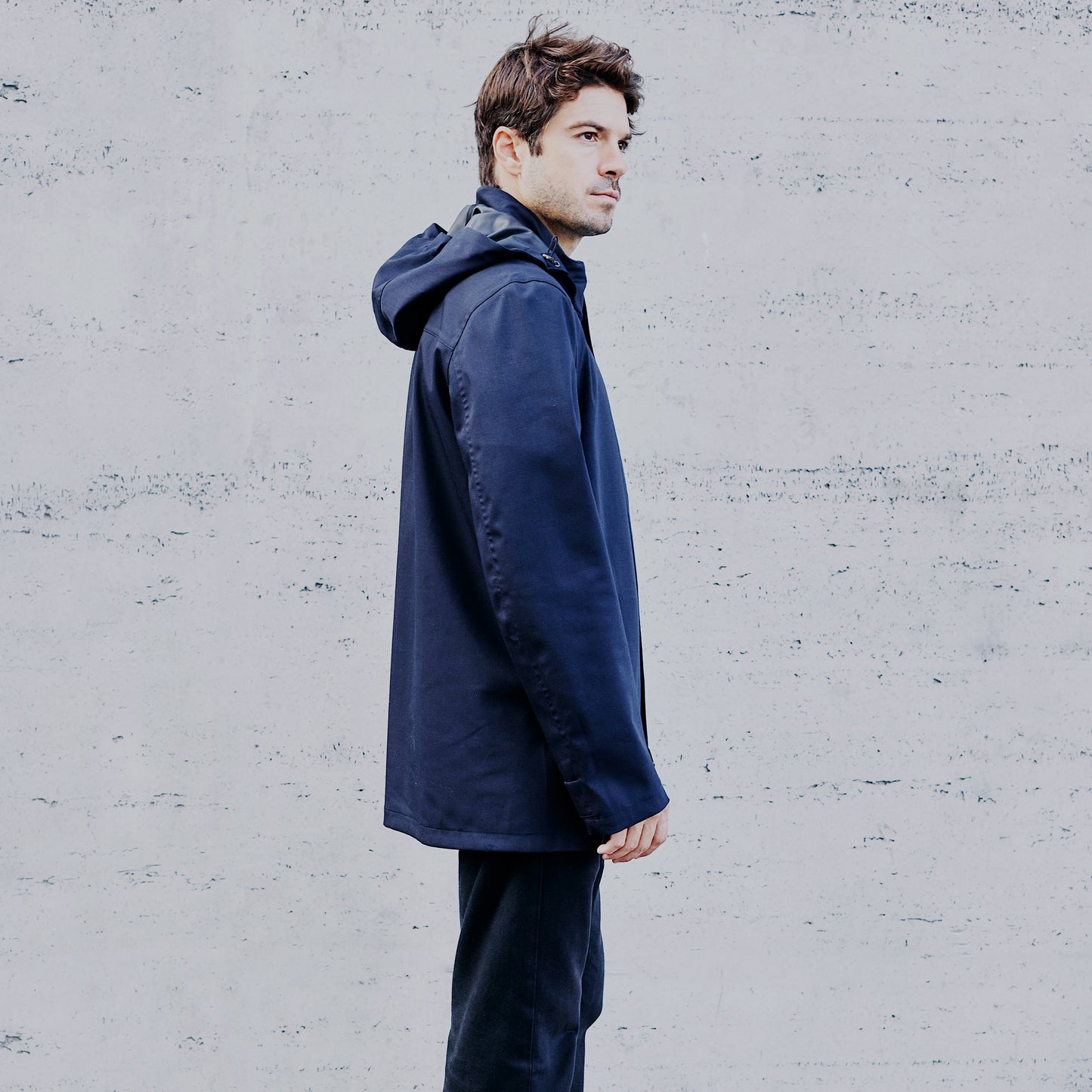 Veste technique imperméable bleue de profil