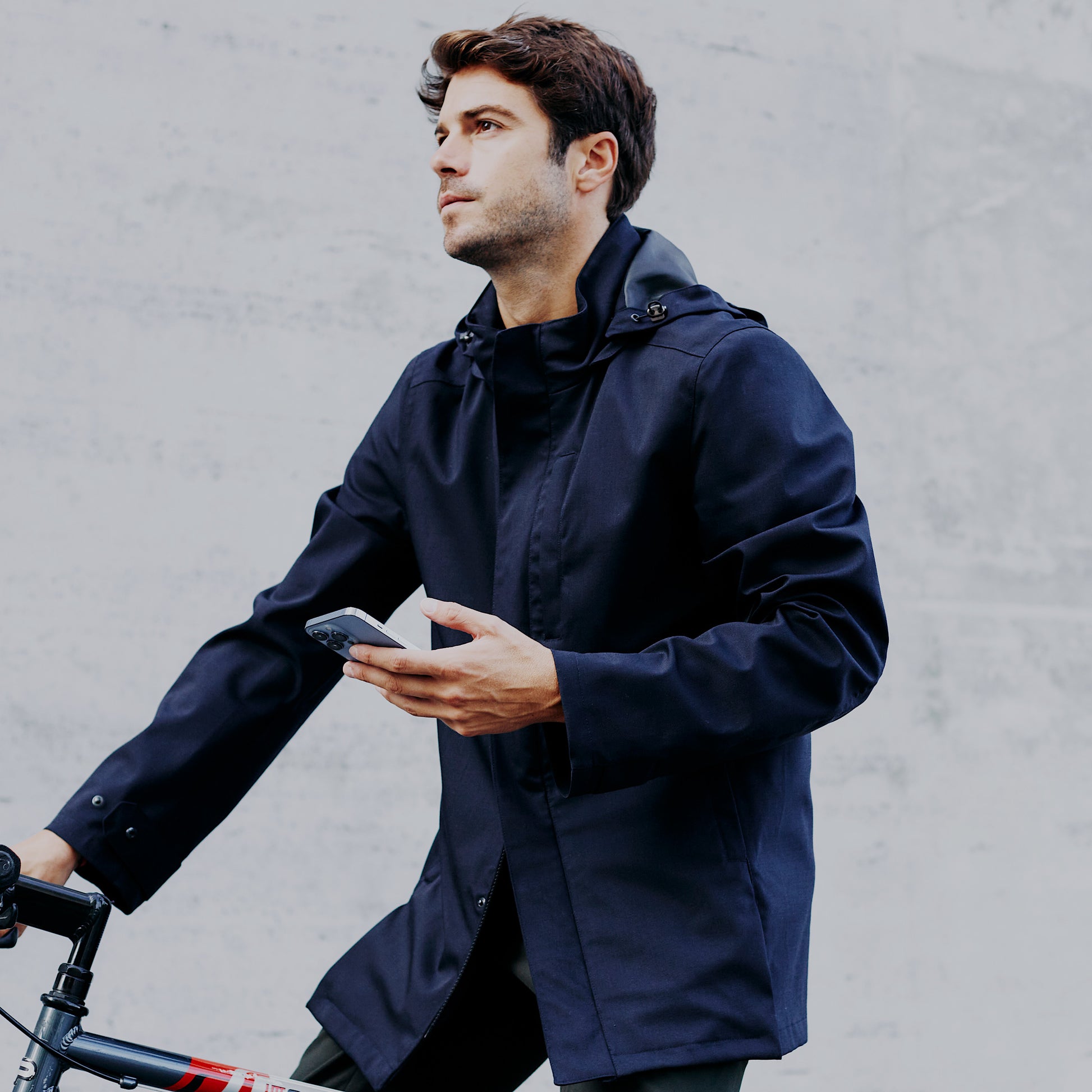 Veste technique imperméable sur un vélo