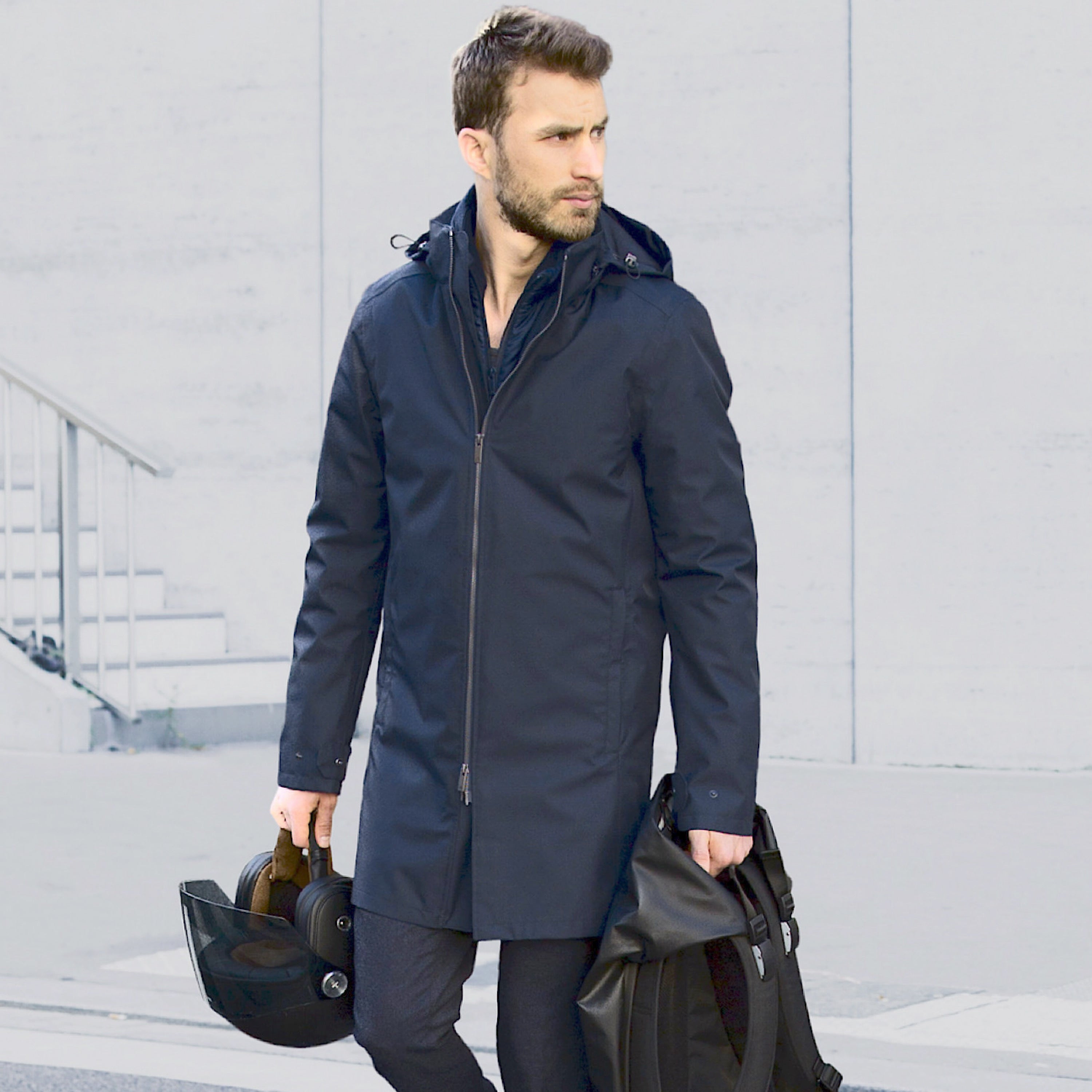 veste moto V1 VEST PARIS élégante, imperméable et chaude portée par un homme avec un casque 