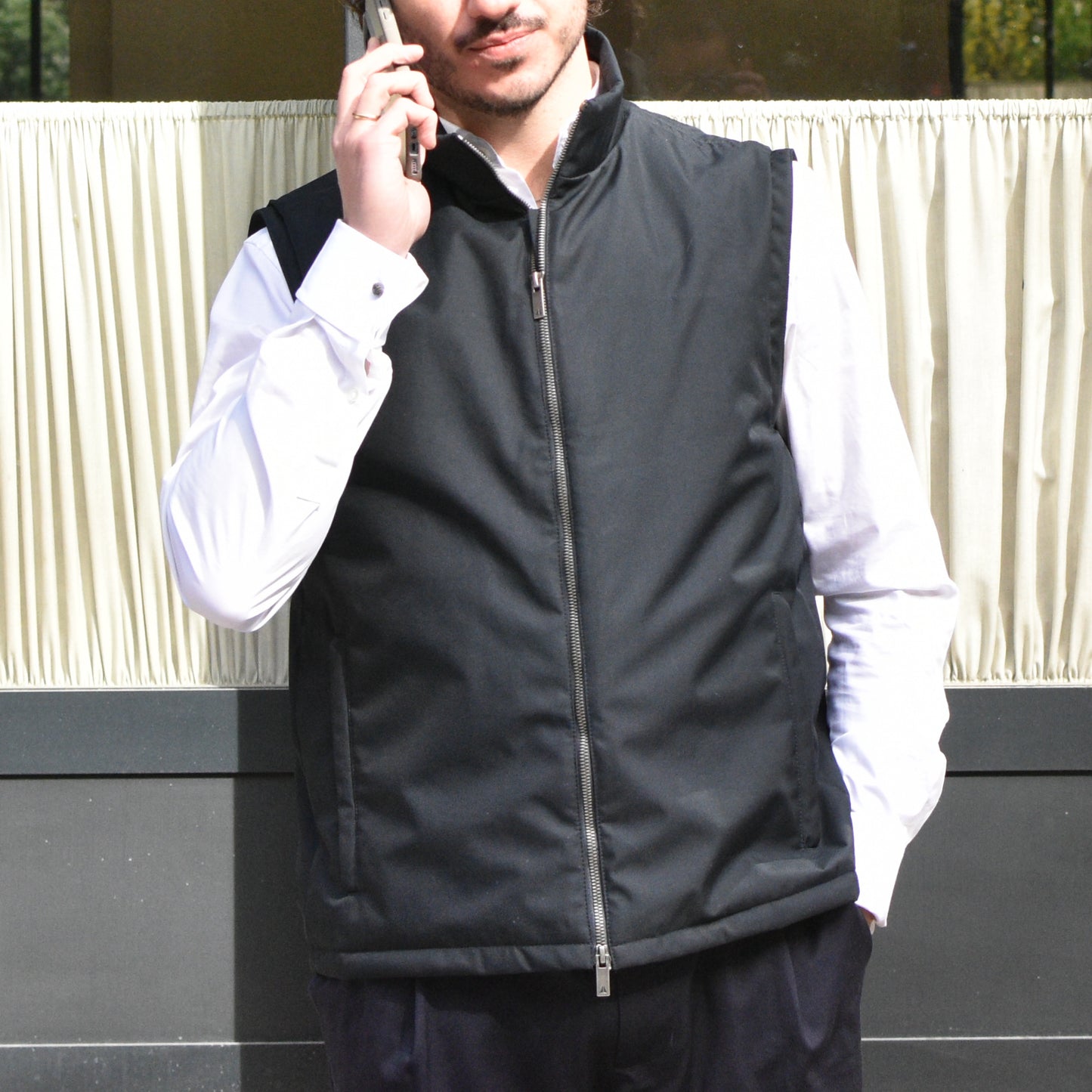 homme qui loue la veste pare-balles et anti-couteau V007 certifiée IIIA