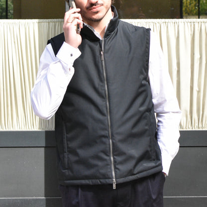 homme qui loue la veste pare-balles et anti-couteau V007 certifiée IIIA