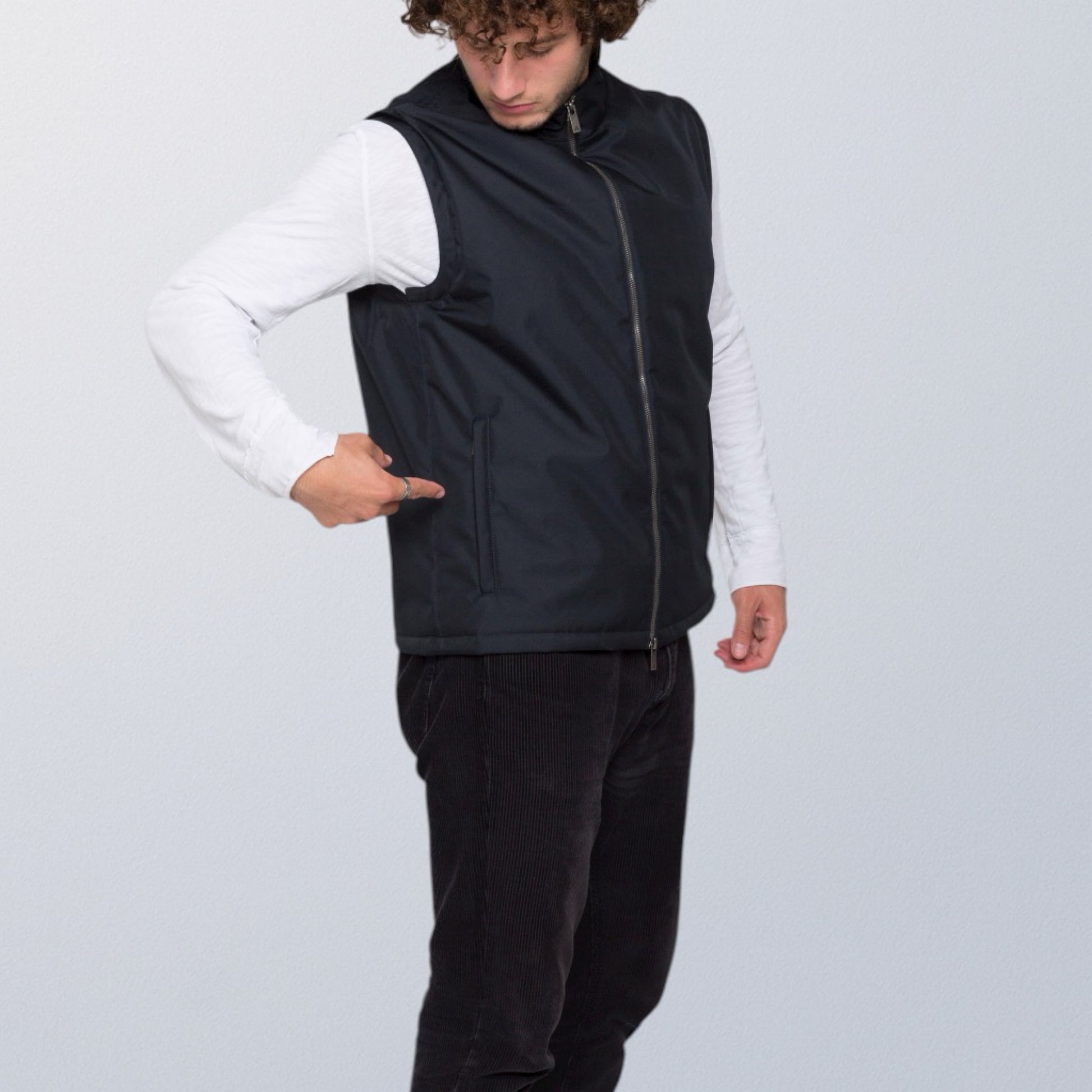 Veste anti couteau et pare-balles V007 : la protection personnelle haut de gamme vue de profil 