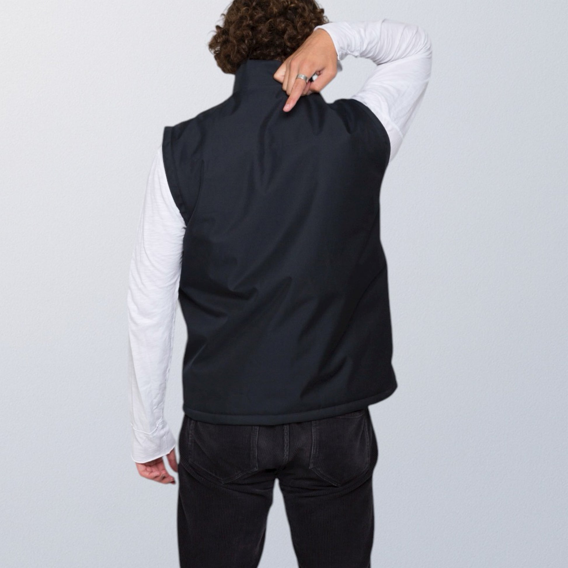 Veste anti couteau et pare-balles IIIA V007 VEST PARIS : style intemporel et résistant aux agressions vue de dos