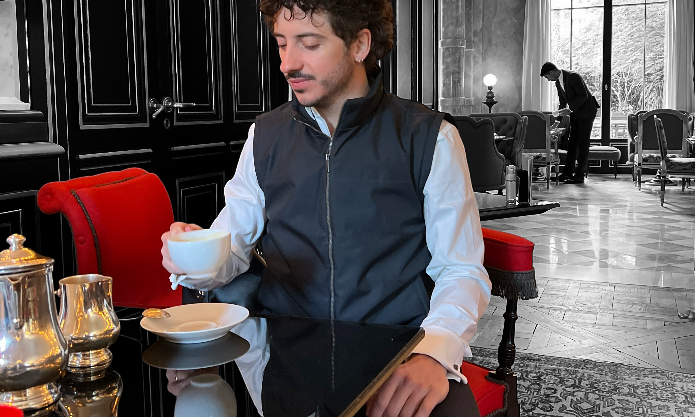 Homme en costume portant la veste pare-balles et anti couteau V007 VEST PARIS, élégante et discrète, protection urbaine haut de gamme à l'hotel La Réserve à Paris