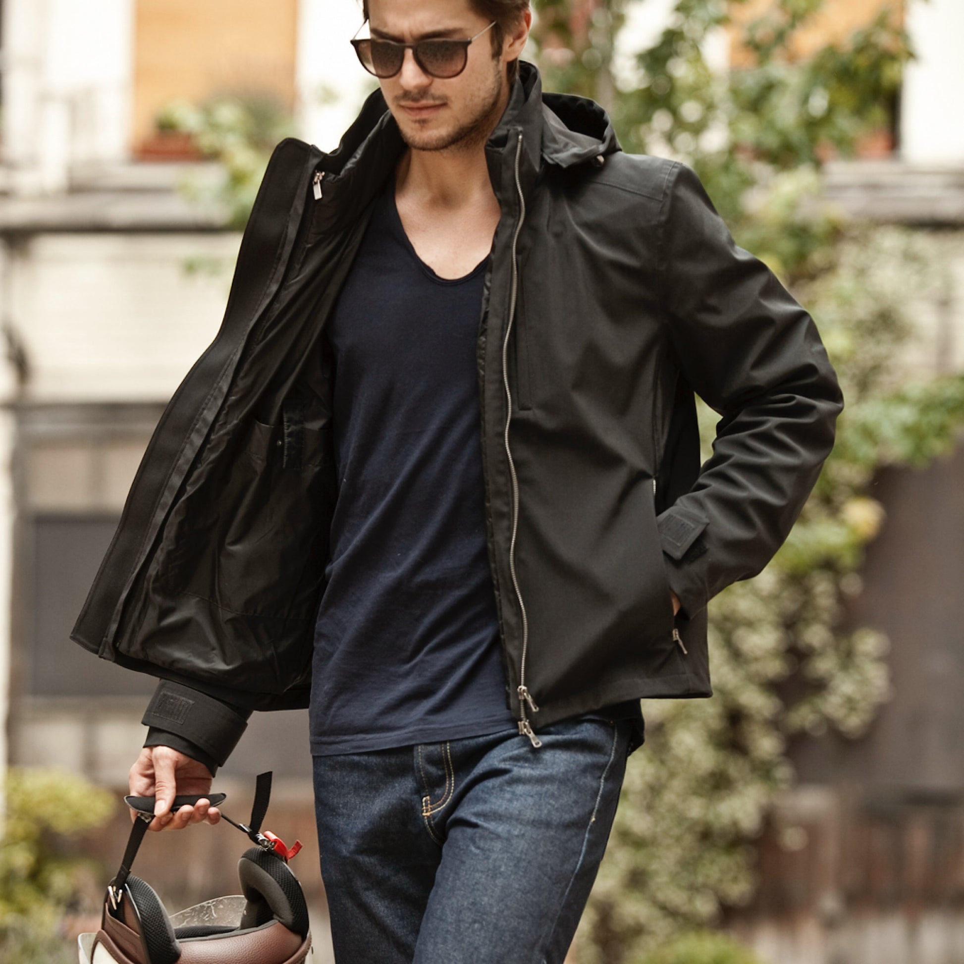 Blouson technique noir ouvert avec casque moto 