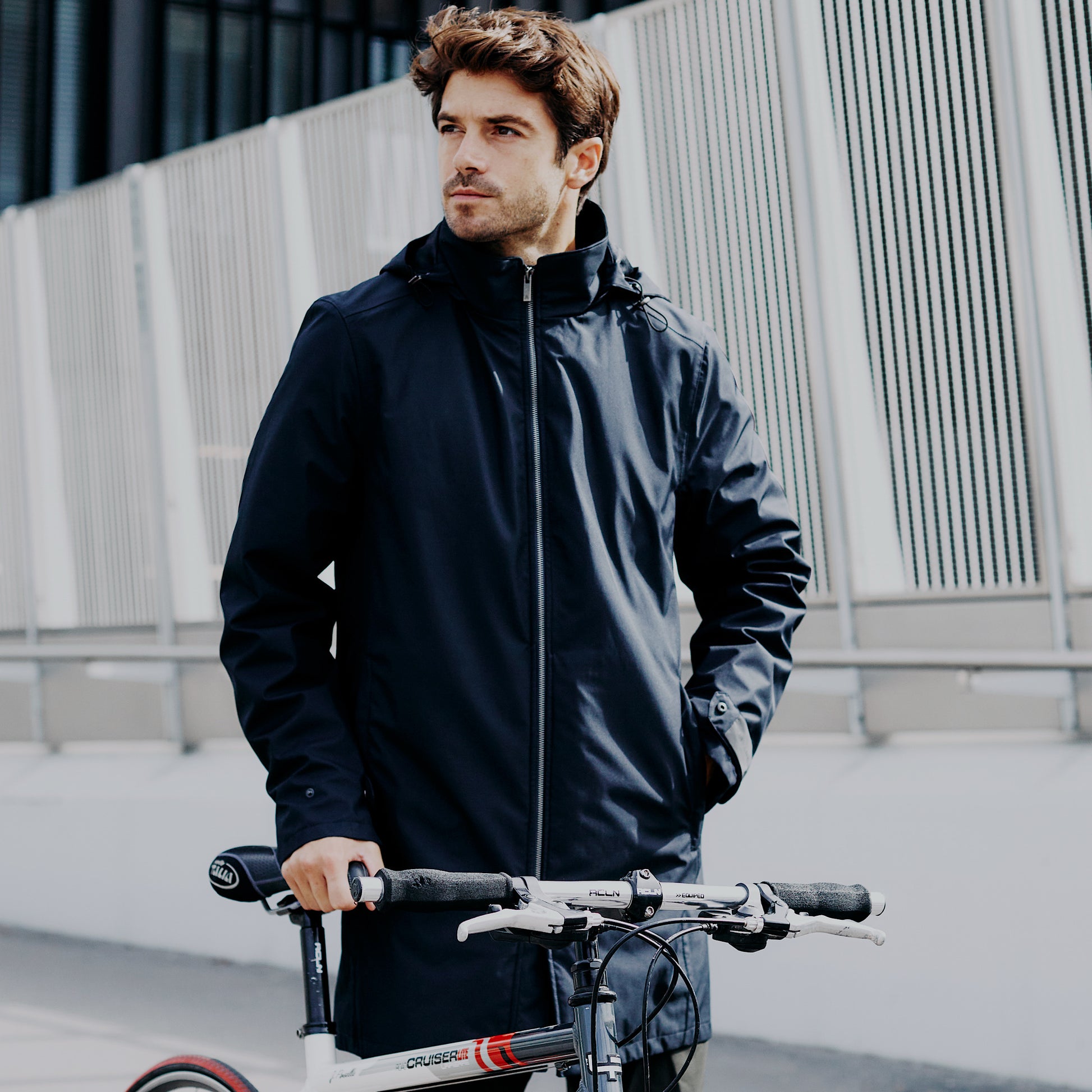 Nicolas porte le Trench Coat imperméable bleu pour le vélo