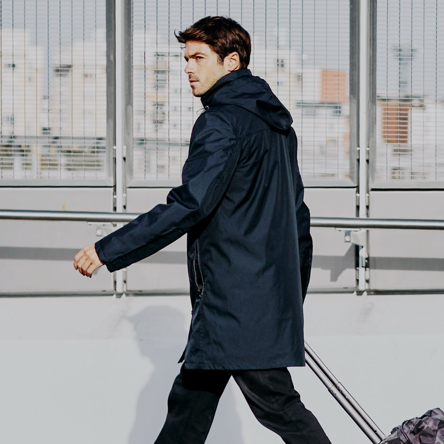 Vue de profil du trench technique imperméable bleu
