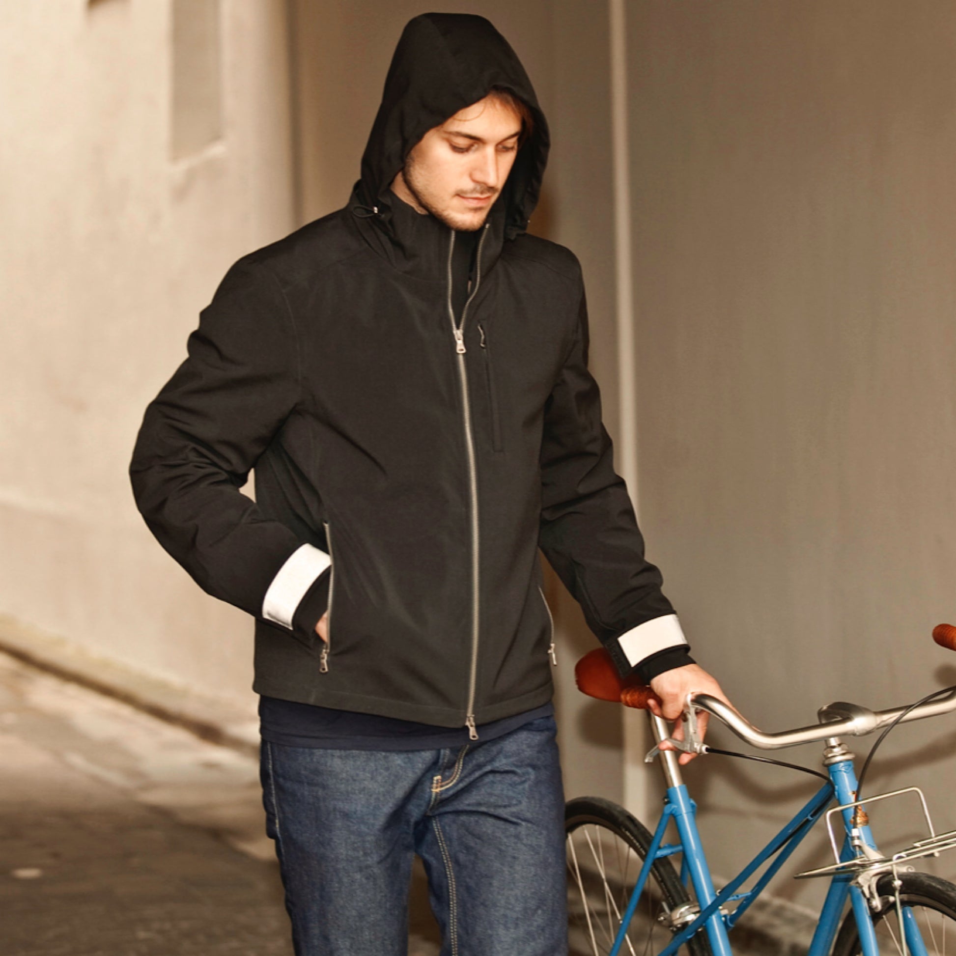 Capuche du blouson technique noir