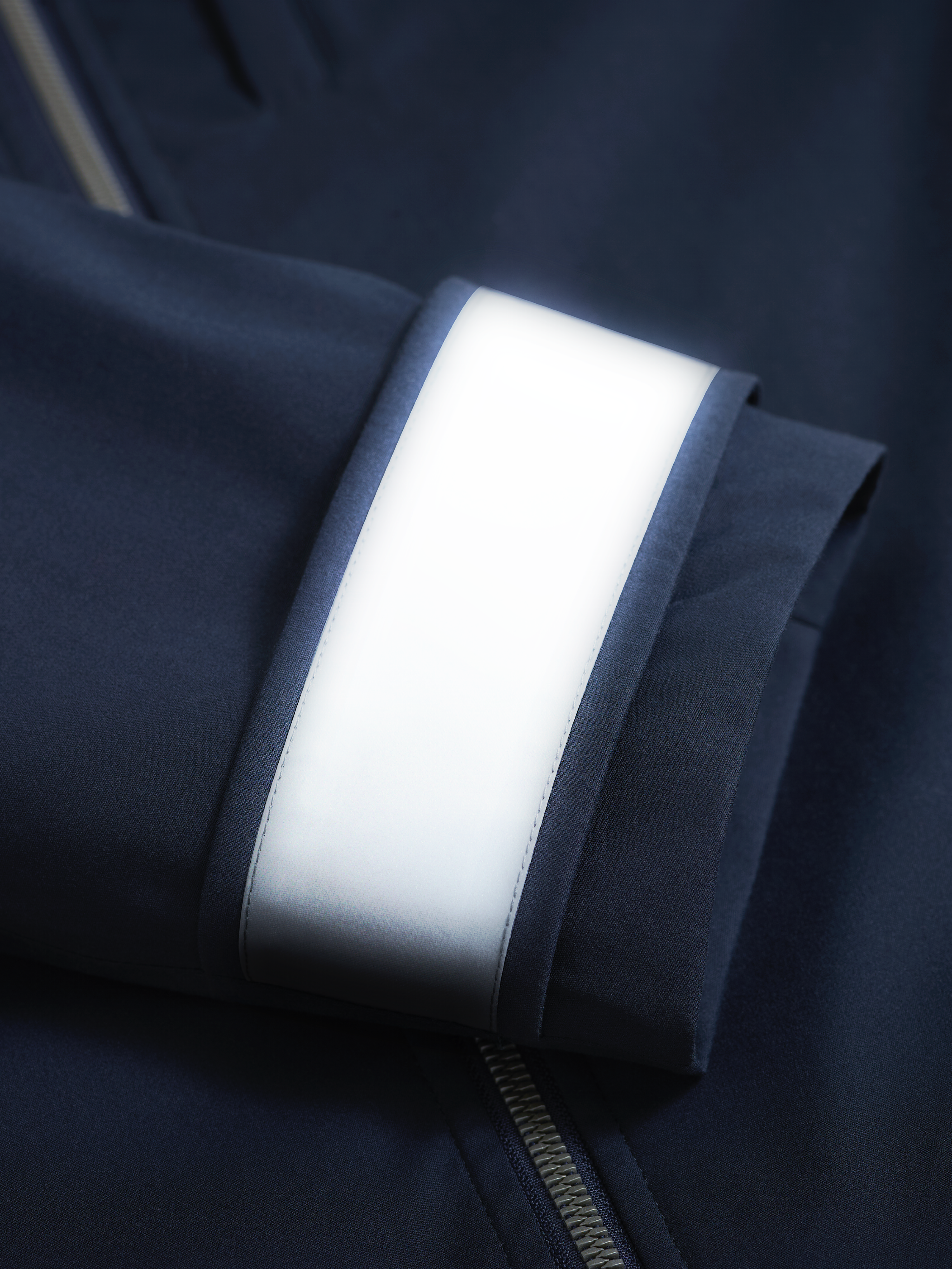 Détail de bande réfléchissante discrète sur blouson moto imperméable V4 VEST PARIS