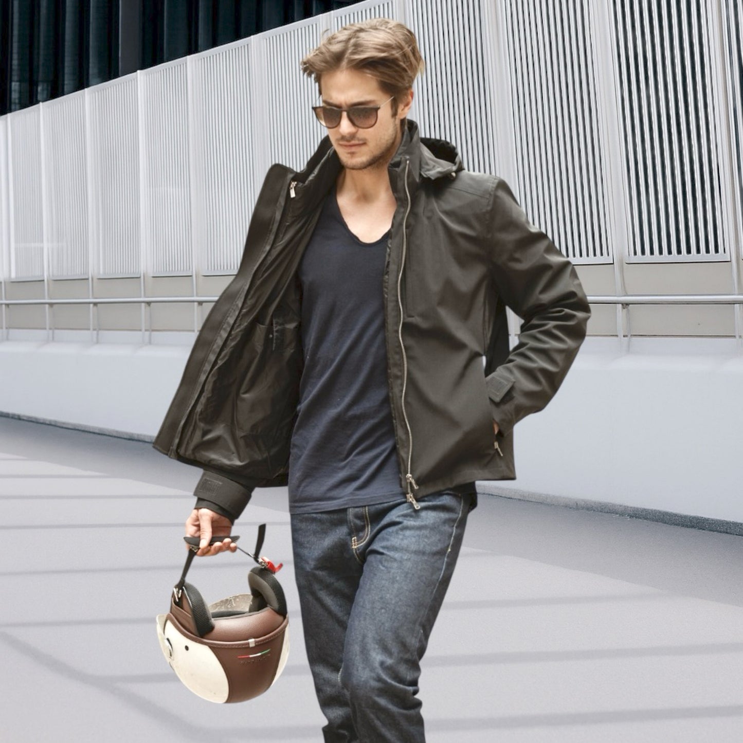 Blouson moto imperméable V4 noir porté en mouvement, alliance de sécurité et d’élégance parisienne