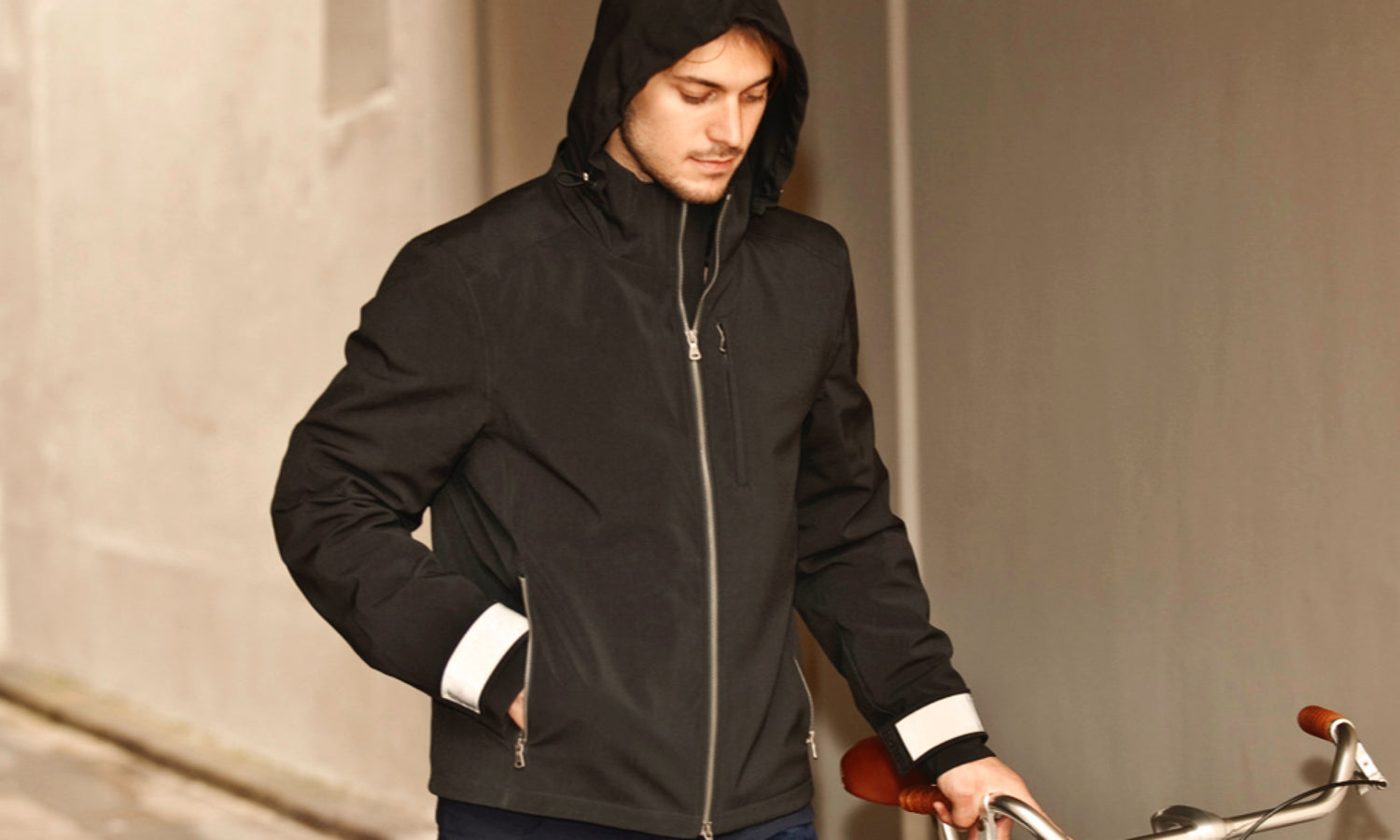 Blouson moto imperméable et chaud urbain noir pour l'hiver avec protection dorsale homologuée V4 VEST PARIS