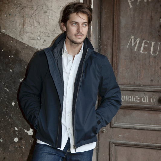 Blouson moto imperméable V4 bleu porté en ville, style élégant et moderne signé VEST PARIS