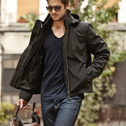 Blouson moto imperméable V4 noir porté en mouvement, alliance de sécurité et d’élégance parisienne