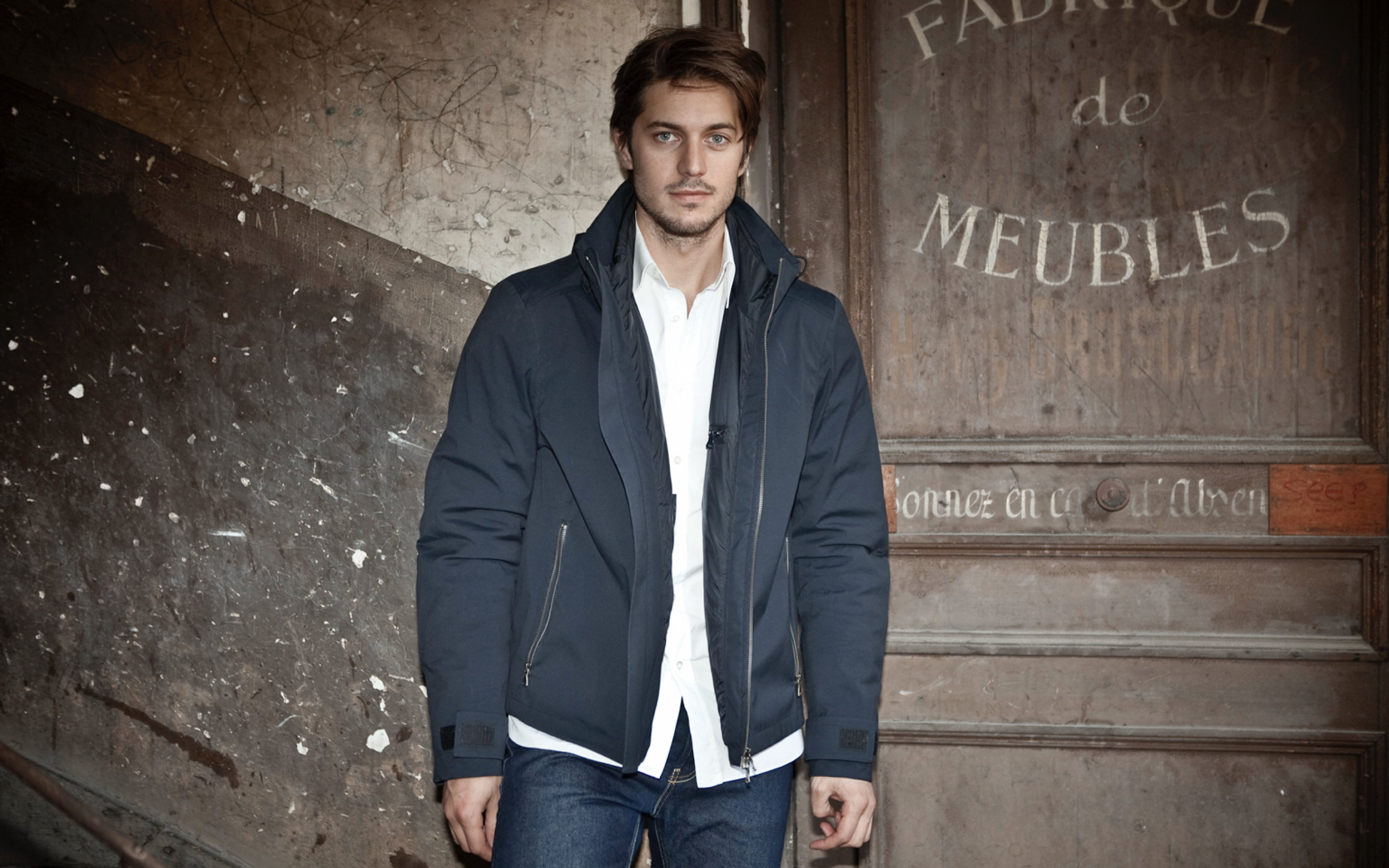 Blouson de protection moto V4 bleu en mouvement, style sobre et urbain signé VEST PARIS