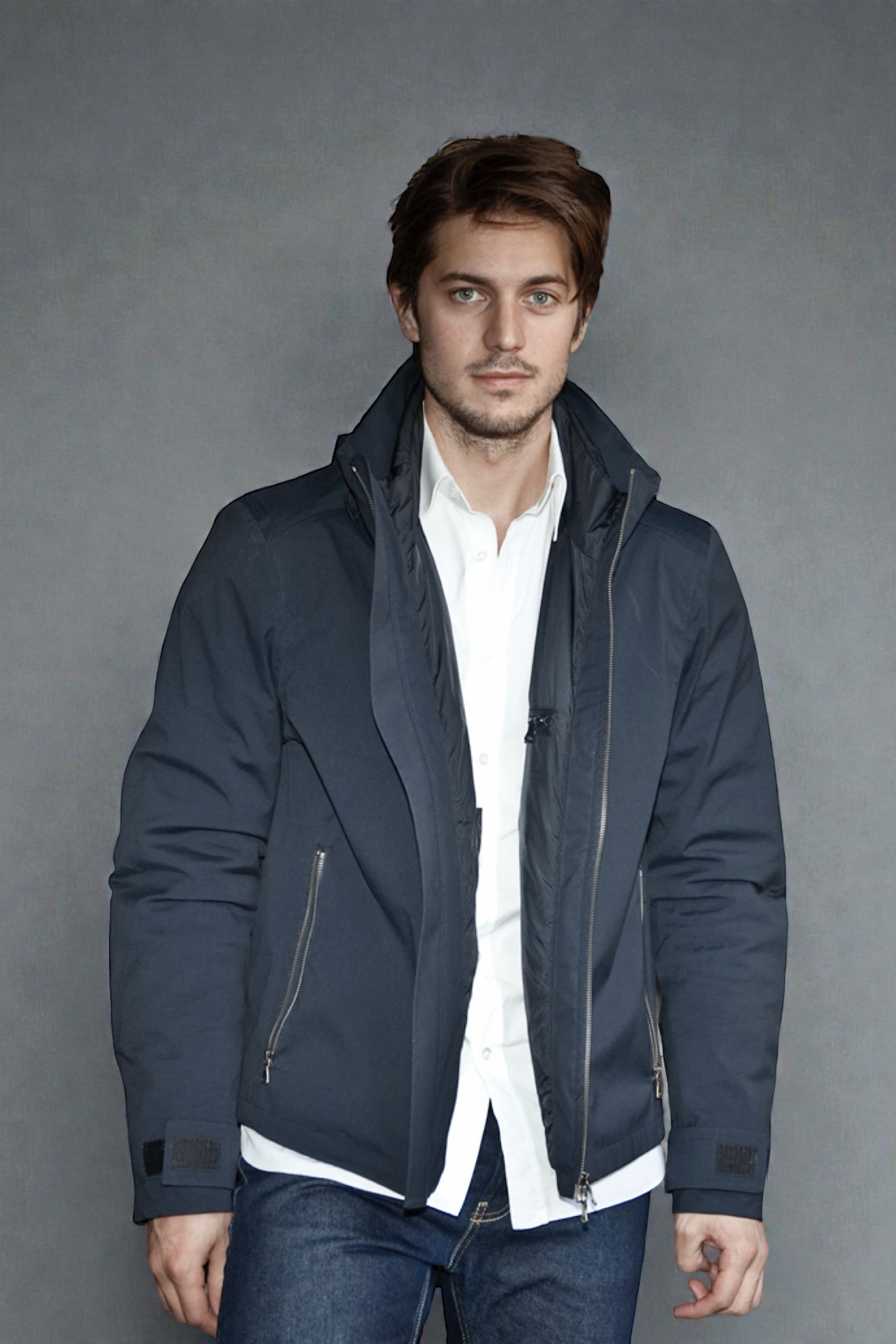 Blouson moto imperméable V4 bleu, alliance de sécurité et d’élégance parisienne