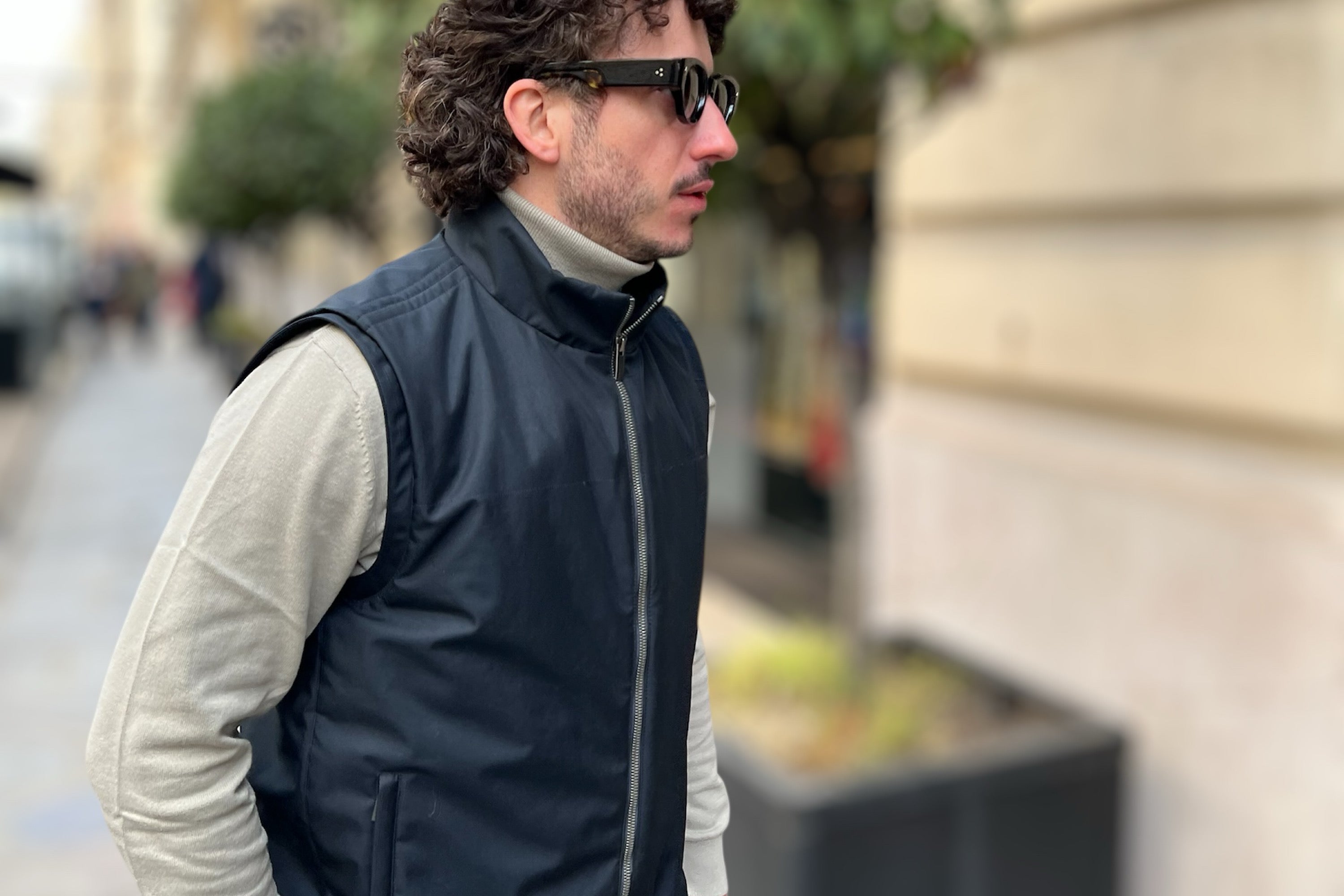 Homme civil portant la veste pare-balles et anti couteau V007 VEST PARIS, élégante et discrète, protection urbaine haut de gamme VEST PARIS