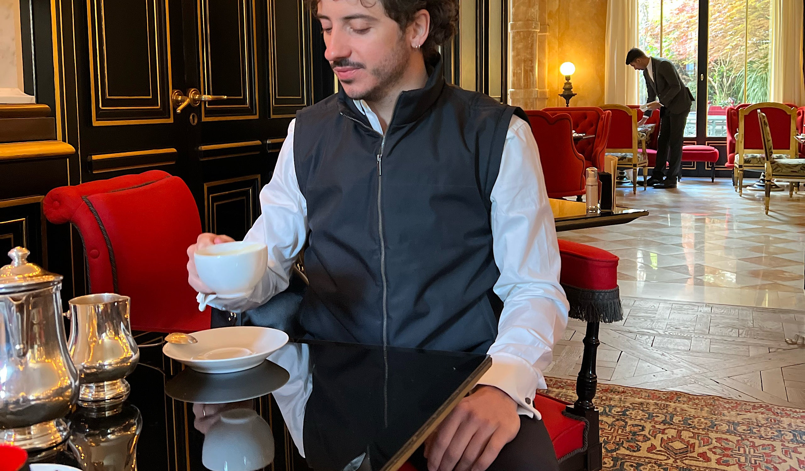 Homme en costume portant la veste V007 VEST PARIS, pare-balles et anti-couteau, élégante et discrète, protection urbaine haut de gamme adaptée aux déplacements professionnels en ville.