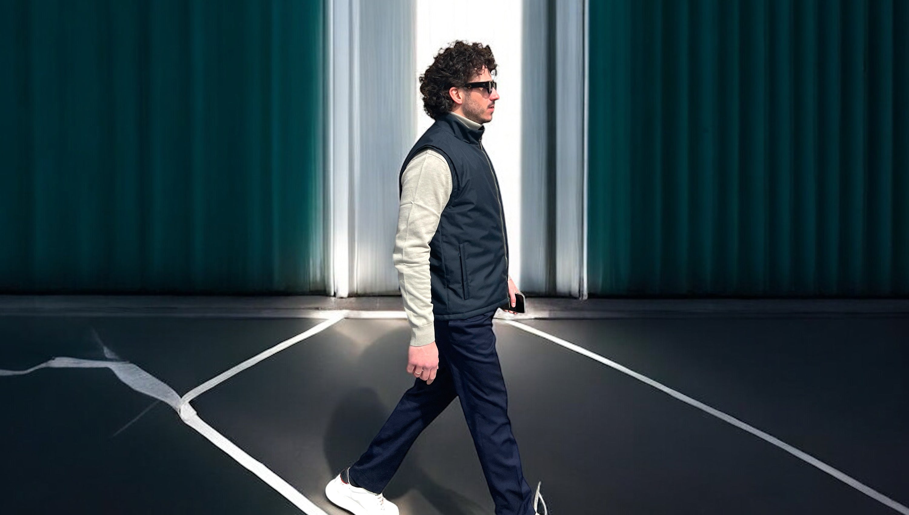 Veste pare-balles et anti-couteau V007 VEST PARIS portée en look sportswear, protection urbaine discrète