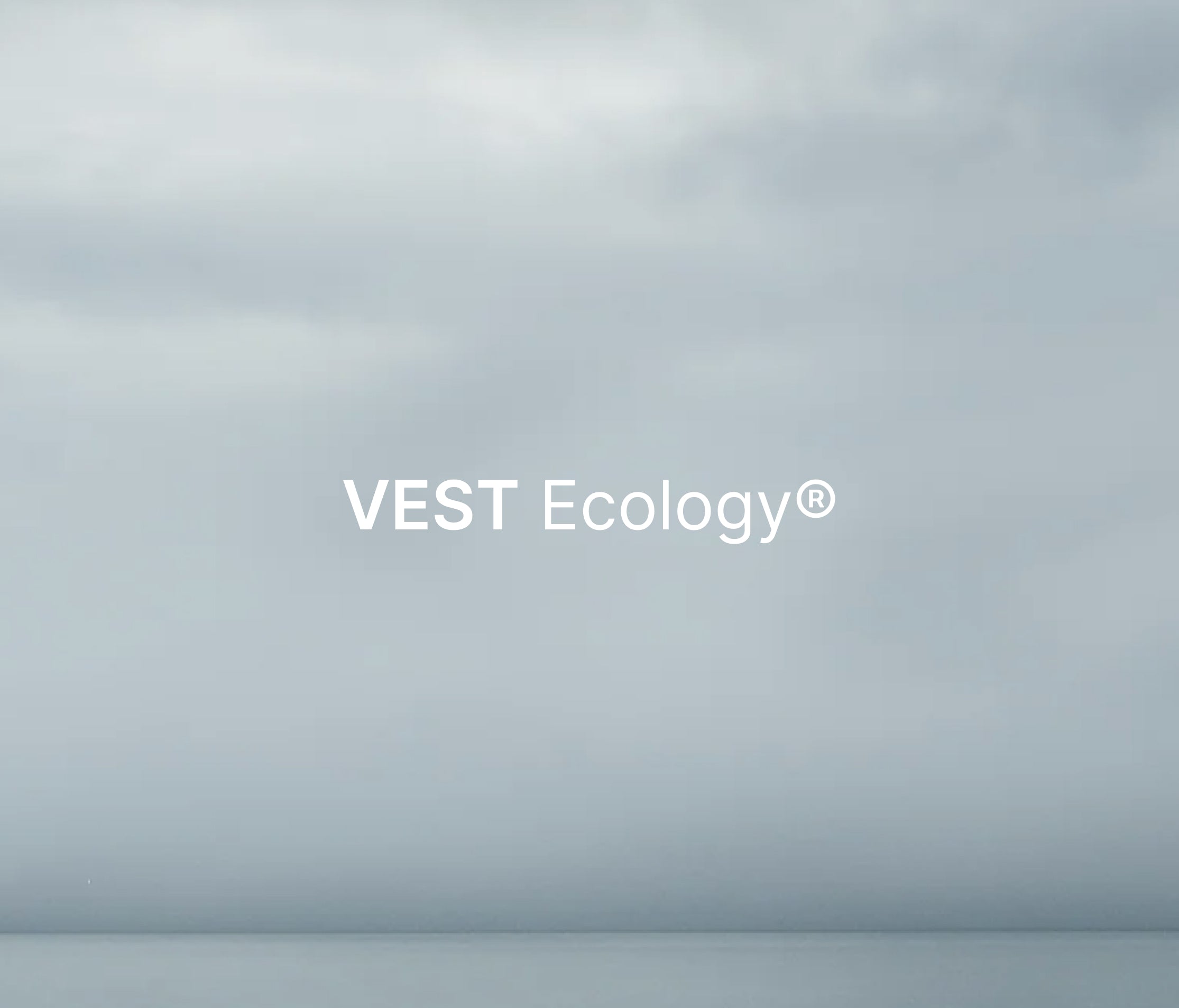 Veste moto technique pour la pluie élégante et haut de gamme VEST PARIS conçue avec des matières durables qui rendent nos modèles très résistants et respectueux de la nature